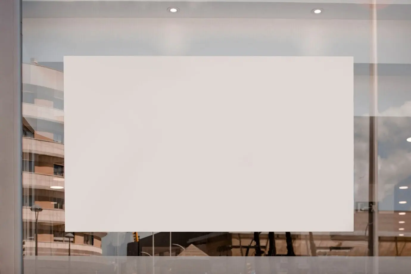 Leere weiße Plakatwand auf dem Glas