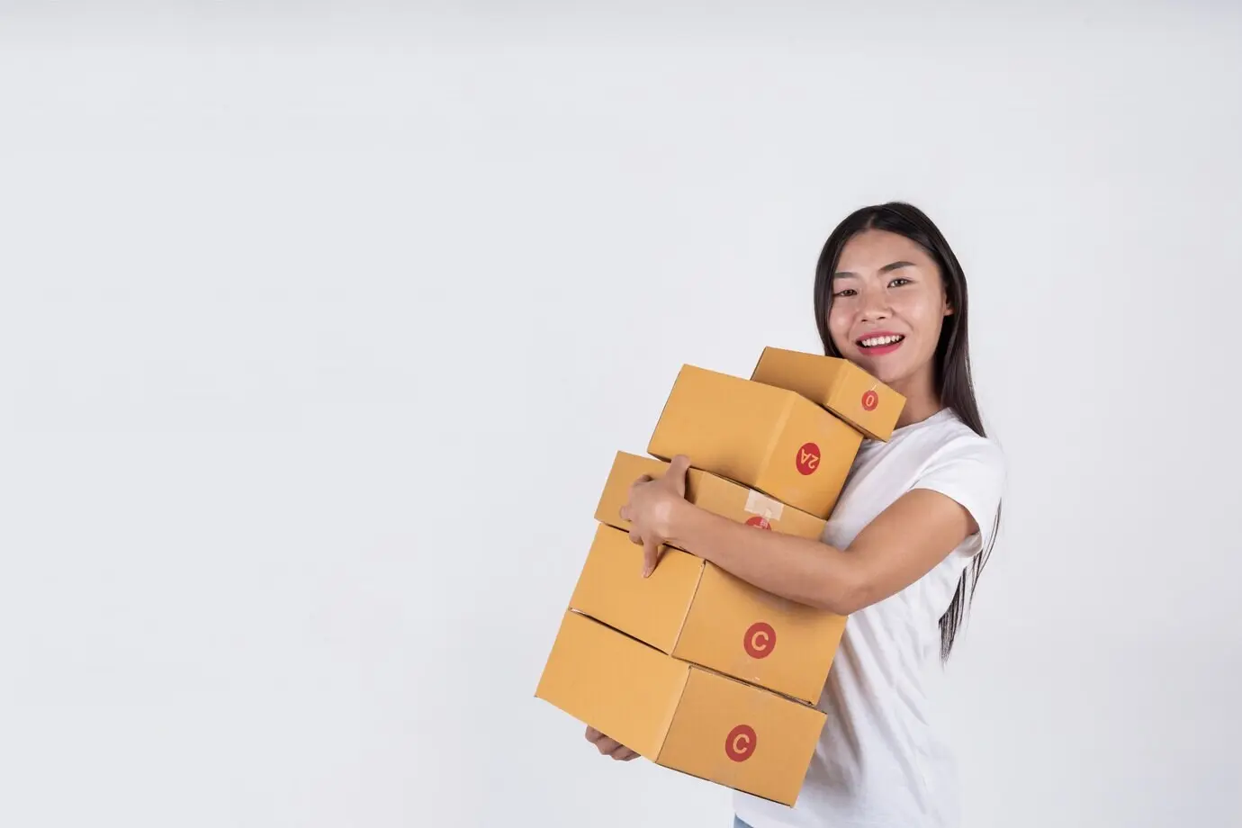 Glückliche Frauen aufgrund von Produktbestellungen von Kunden; Geschäftsinhaberinnen, die von zu Hause aus arbeiten, vor weißem Hintergrund.