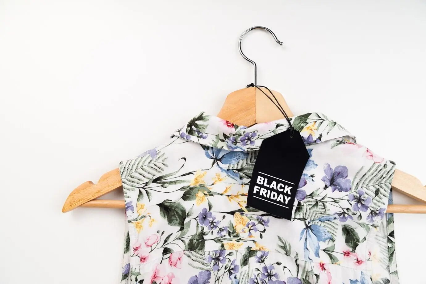 Black-Friday-Etikett an einem Shirt