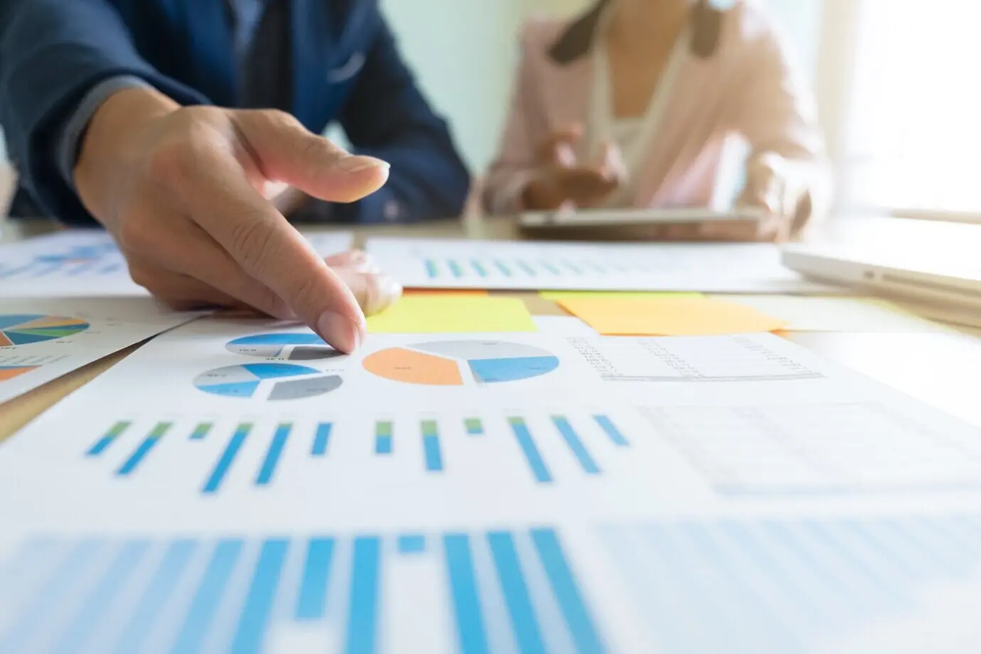 Geschäftskonzept, bei dem über Diagramme diskutiert wird, die die Ergebnisse ihrer